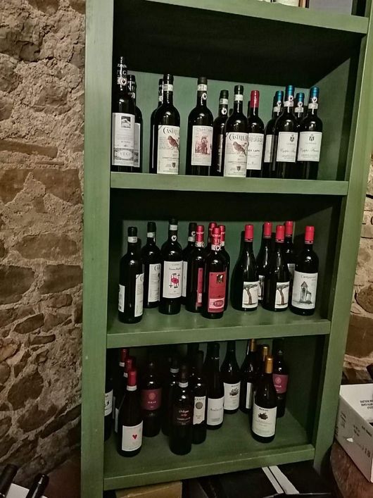 bottiglie di vino esposte in bacheca