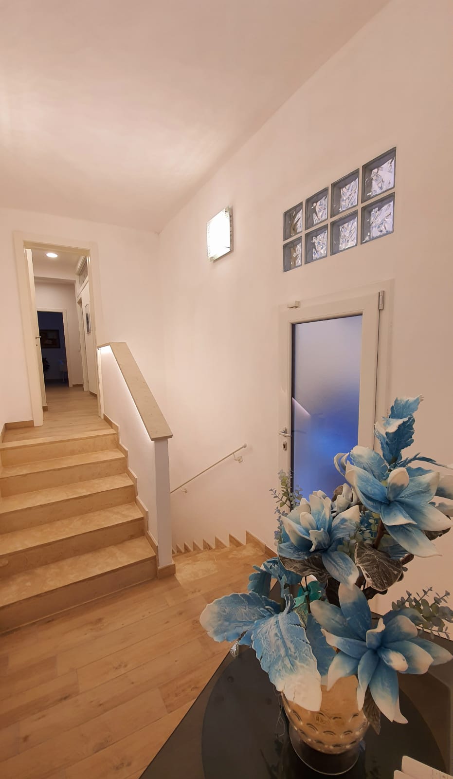 Avvocato assiste i clienti nel suo studio legale