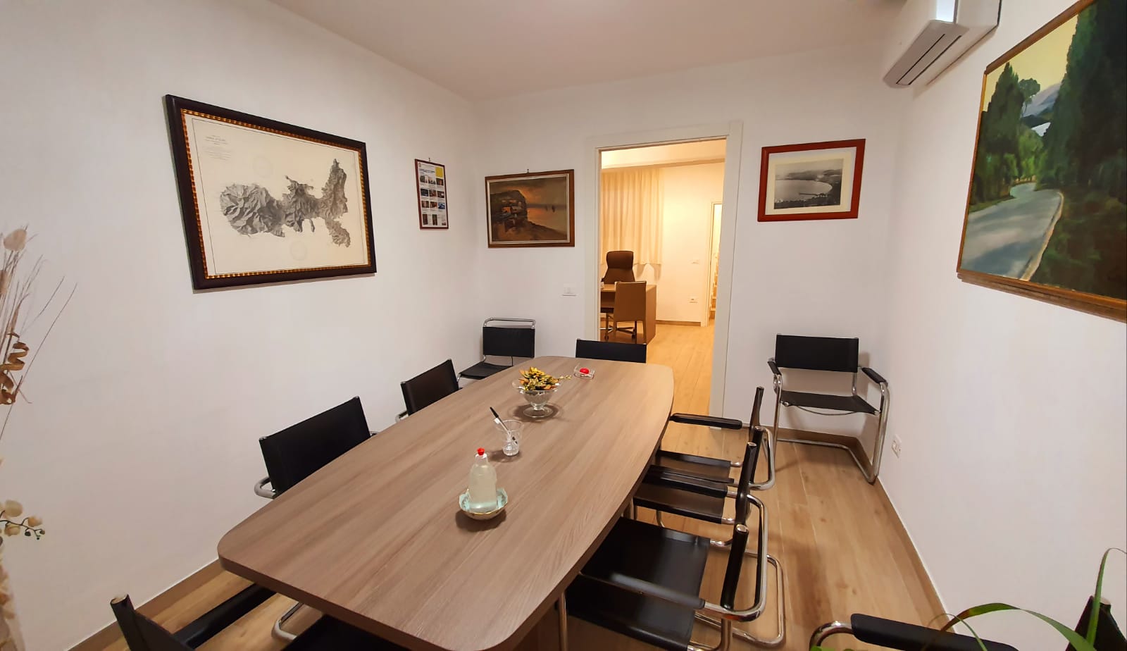 Avvocato dello studio legale studia carte del cliente