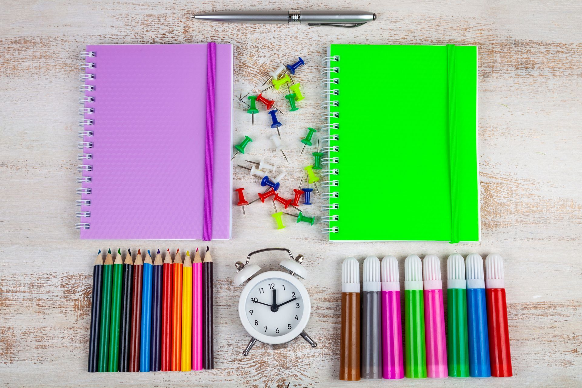 Ci sono molti tipi diversi di materiale scolastico sul tavolo.