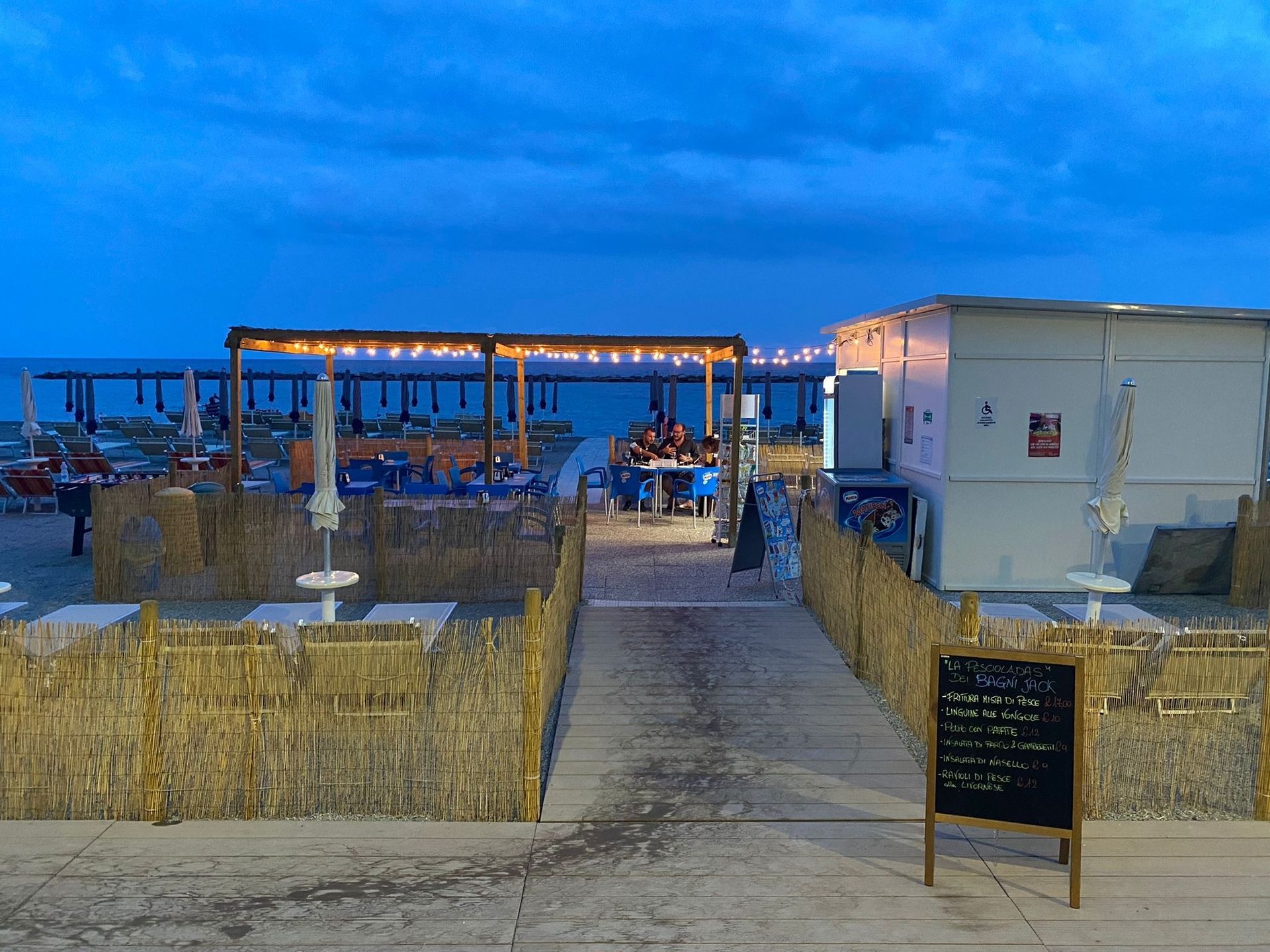Un gruppo di persone sta nuotando nell'oceano in una giornata di sole.