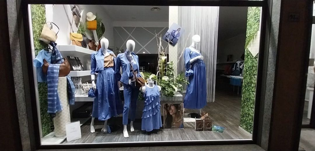 vetrina negozio abbigliamento donna