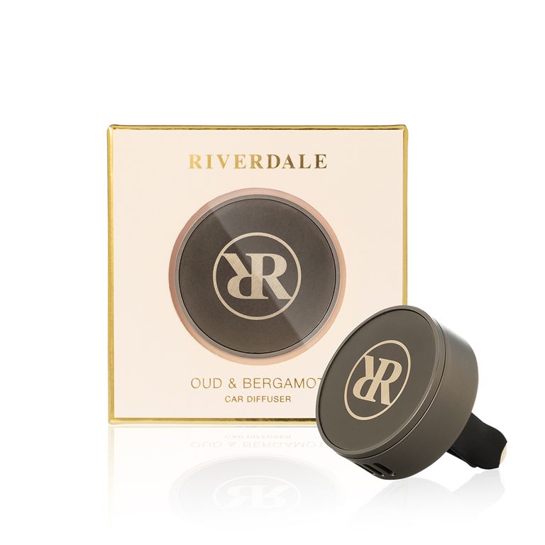 Het Riverdale-logo in een compactdoosje in zwart en goud, naast een bijpassende doos op een witte achtergrond.