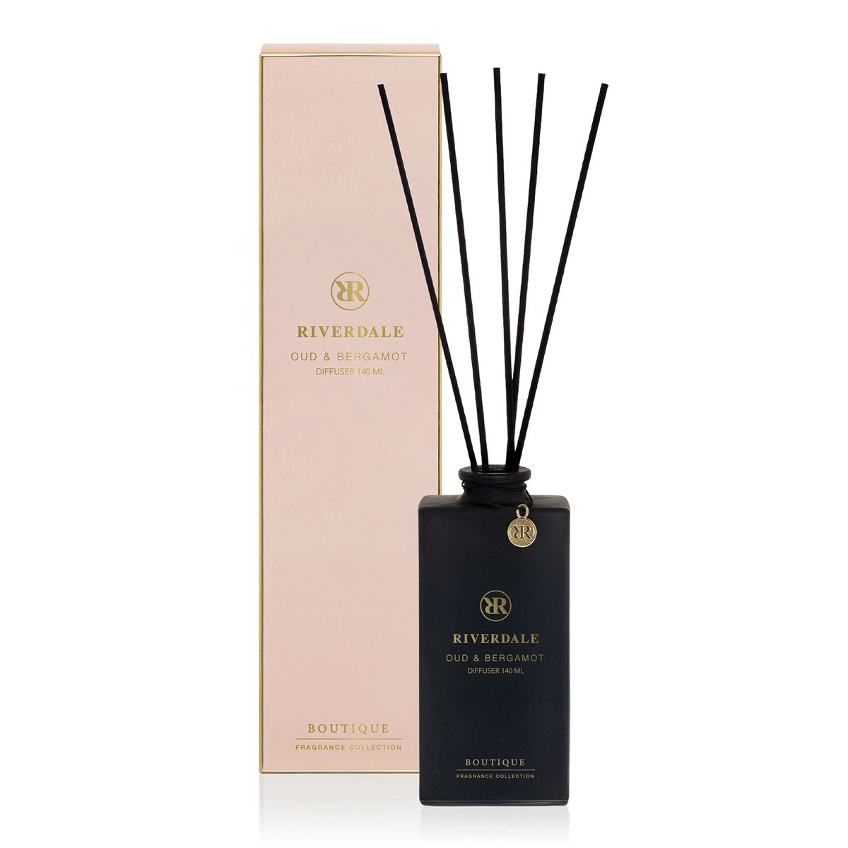 Zwarte rietdiffuserfles met lange zwarte stokjes op een witte achtergrond.