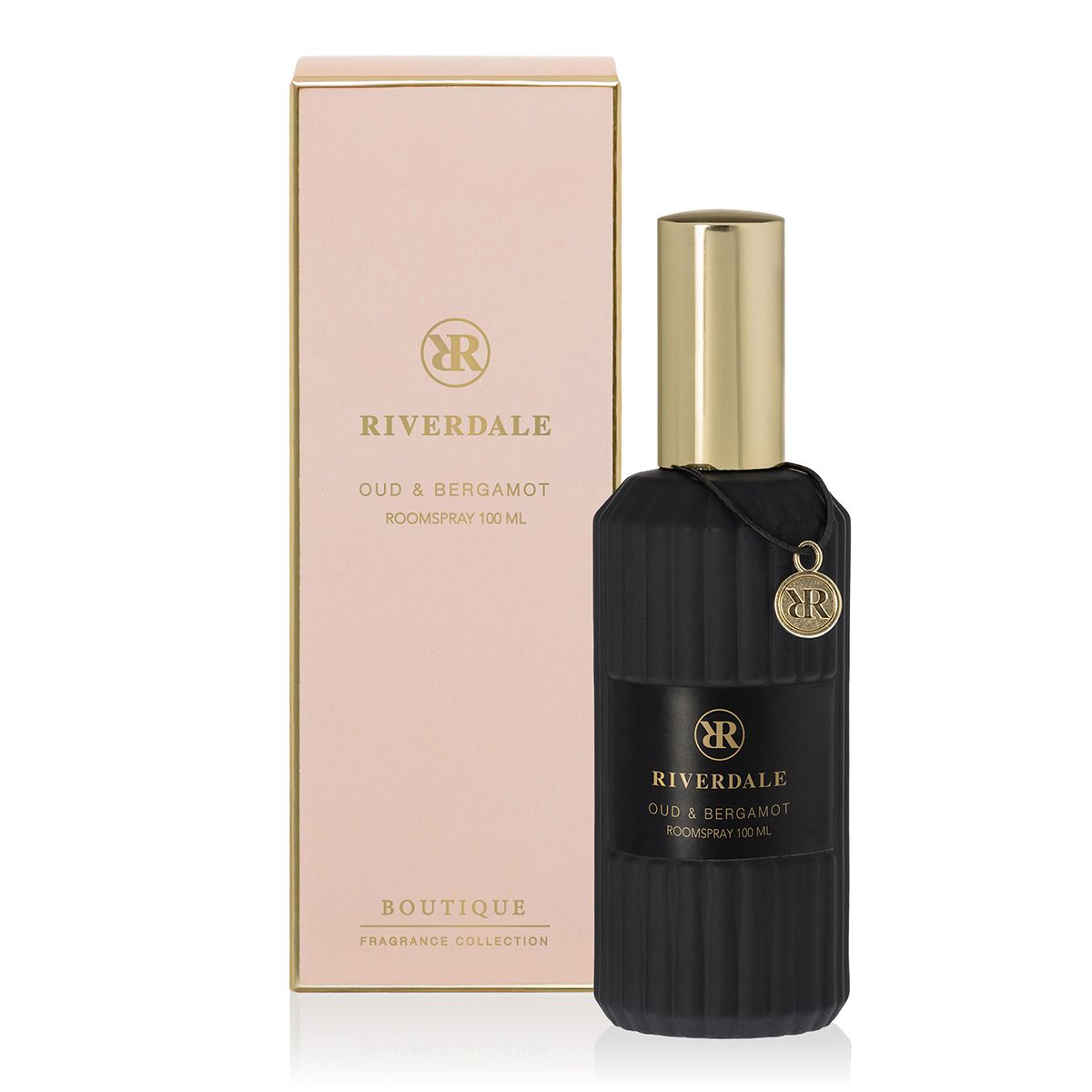 Roze Riverdale parfumdoosje naast een zwart geribbeld parfumflesje met gouden dop en embleem.
