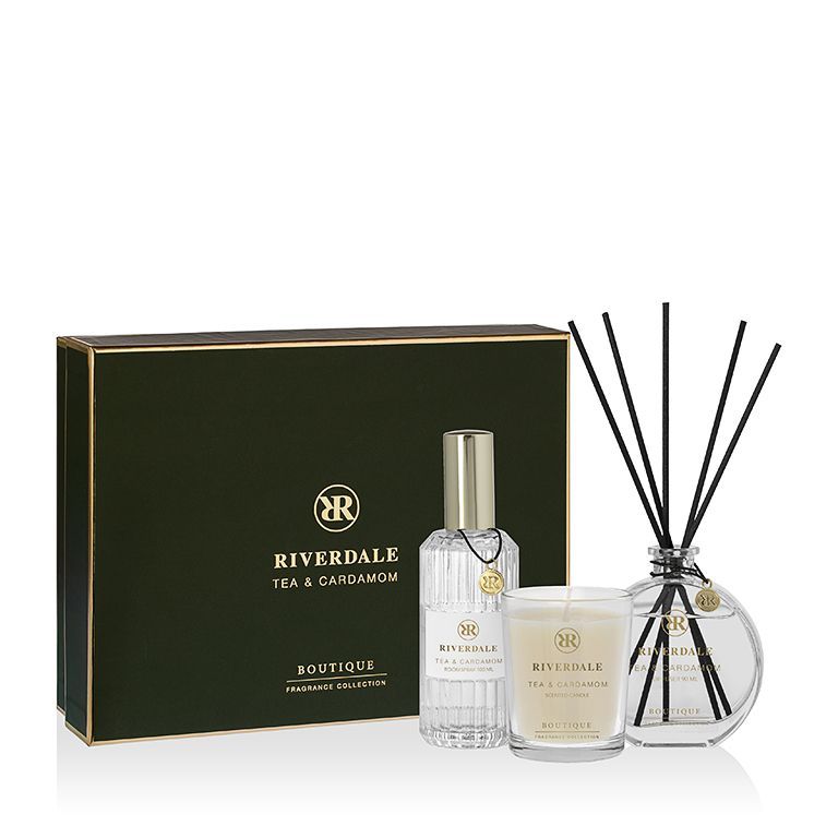 Luxe geurstokjesset met geurkaars, bestaande uit een zwart-gouden doos en een transparante fles op een witte achtergrond.