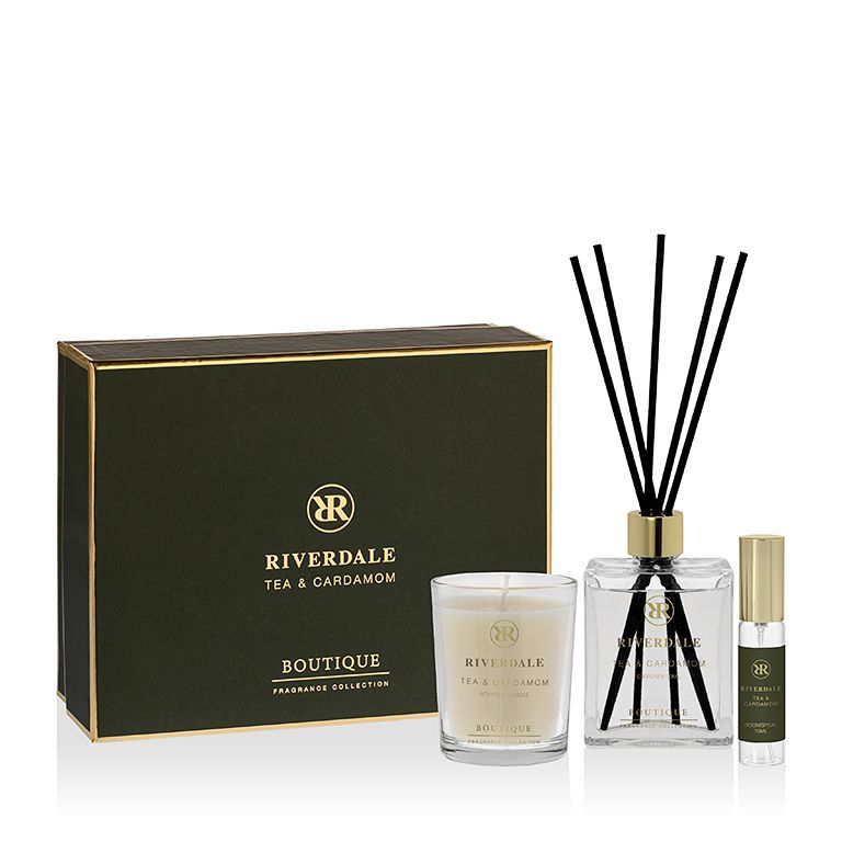 Luxe cadeauset met huisparfum, bestaande uit een zwarte doos, een kaars, een geurstokje en een klein sprayflesje.