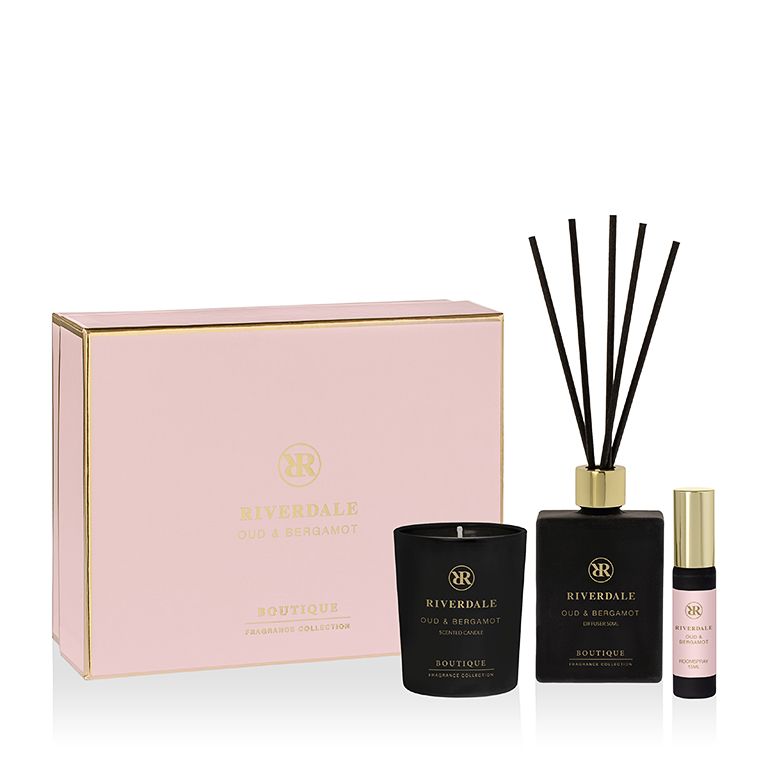Roze luxe geurgeschenkset met diffuser, kaars en parfumflesje op een witte achtergrond