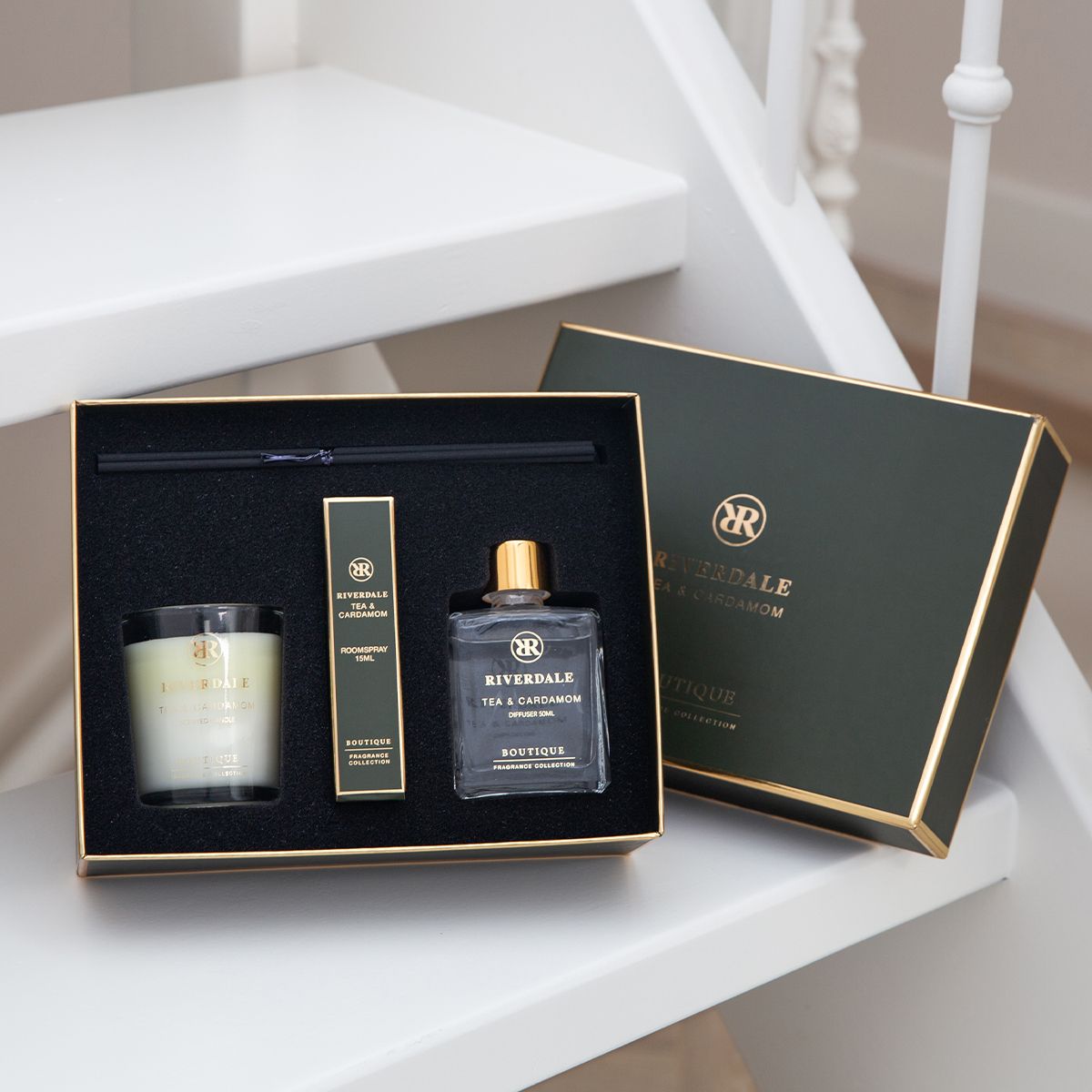 Luxe cadeauset met huisparfum, bestaande uit een zwarte doos, een kaars, een geurstokje en een klein sprayflesje.