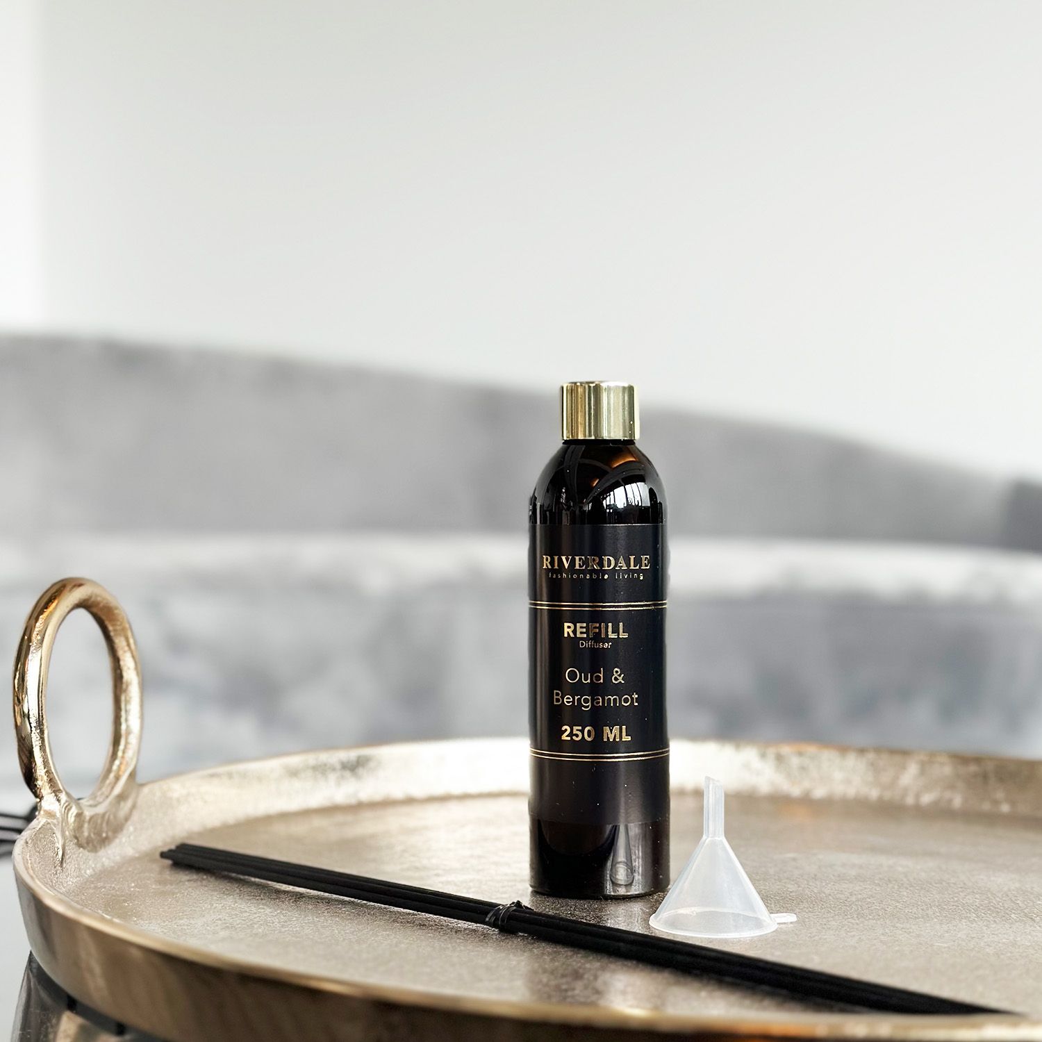 Zwart-gouden fles in een hoge geschenkverpakking.