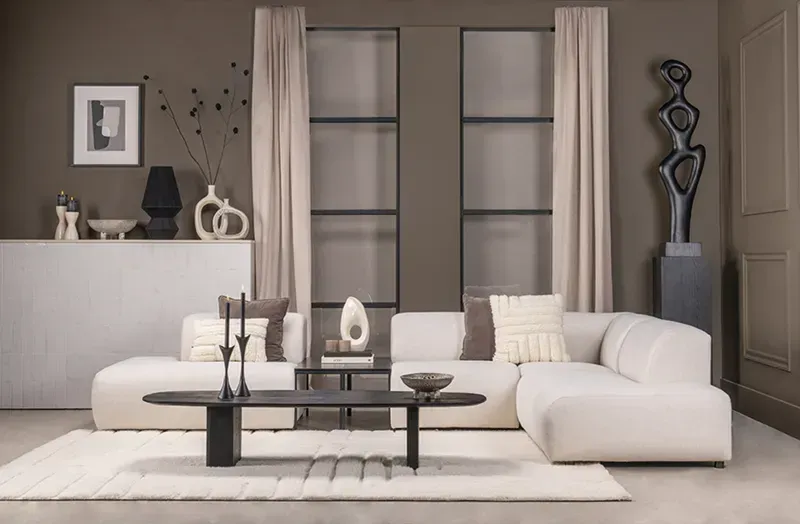 Crèmekleurig vierkant kussen met horizontale strepen in textuur en een klein vierkant label aan de onderkant.