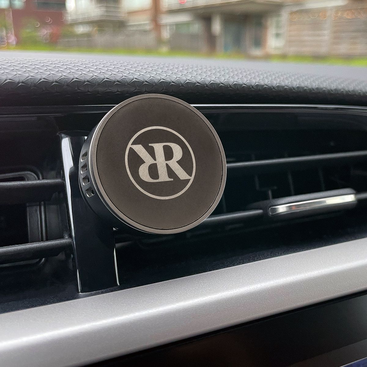 Het Riverdale-logo in een compactdoosje in zwart en goud, naast een bijpassende doos op een witte achtergrond.