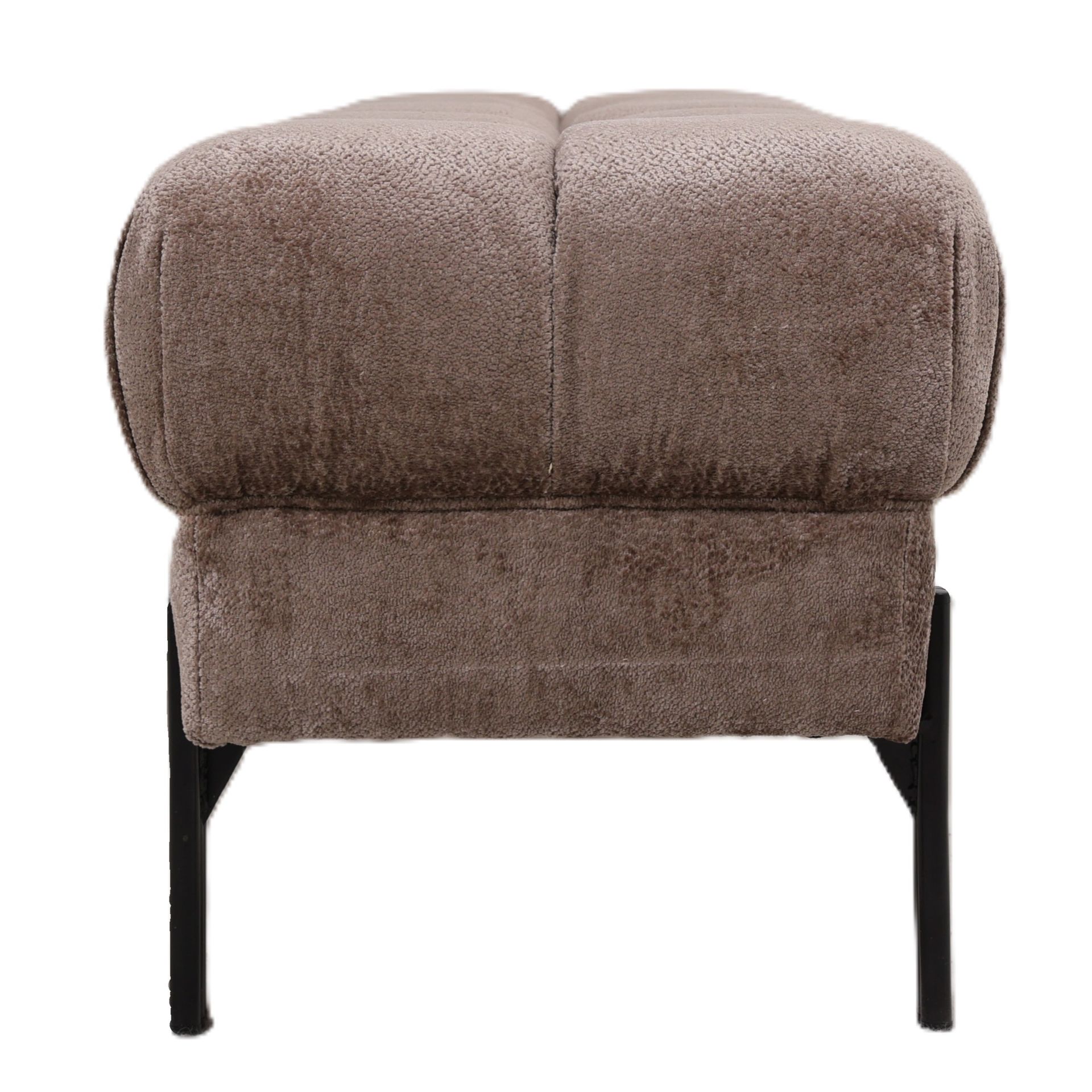 Gecapitonneerde bruine bank met zwarte poten.