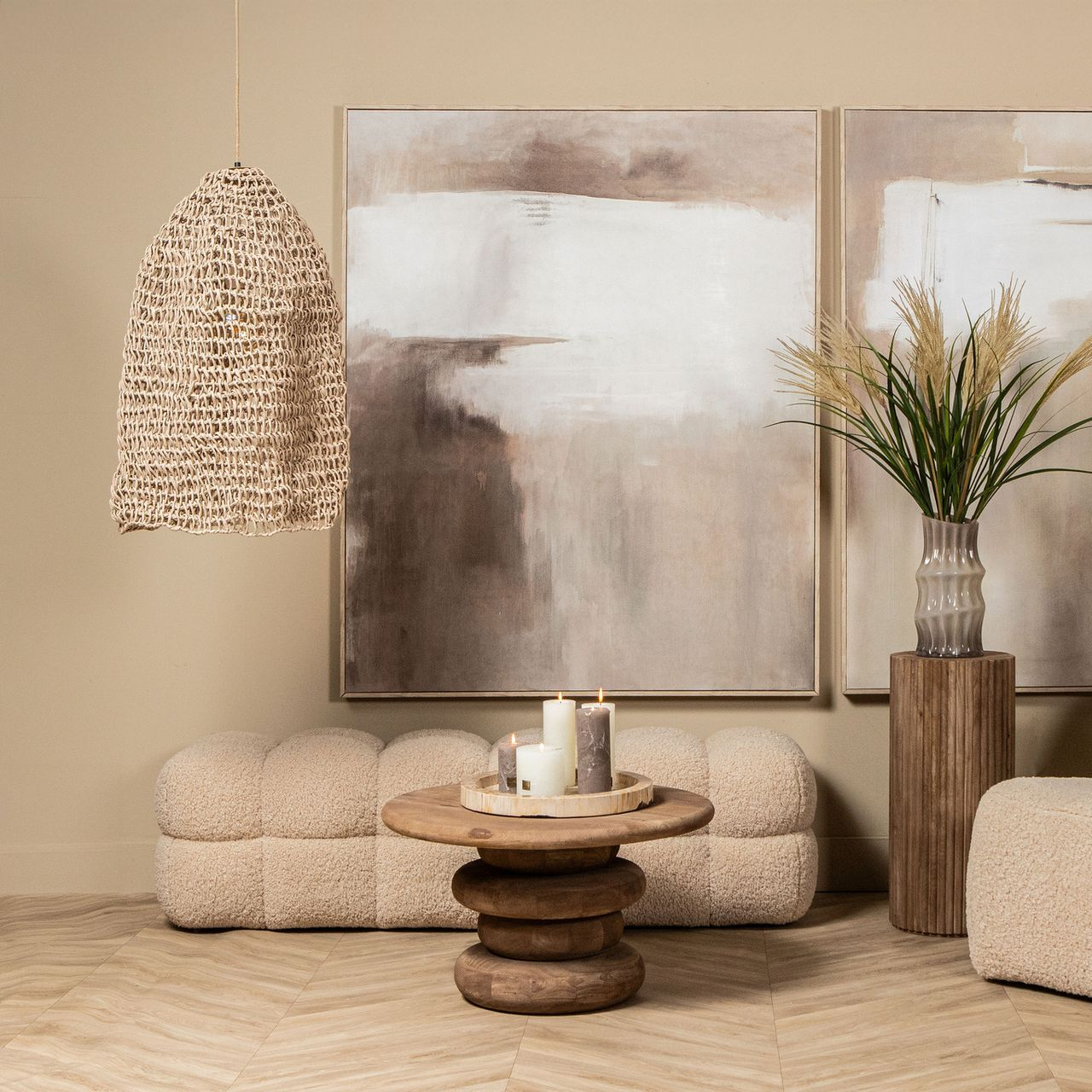 Beige, gecapitonneerde, rechthoekige bank met een gestructureerd oppervlak.