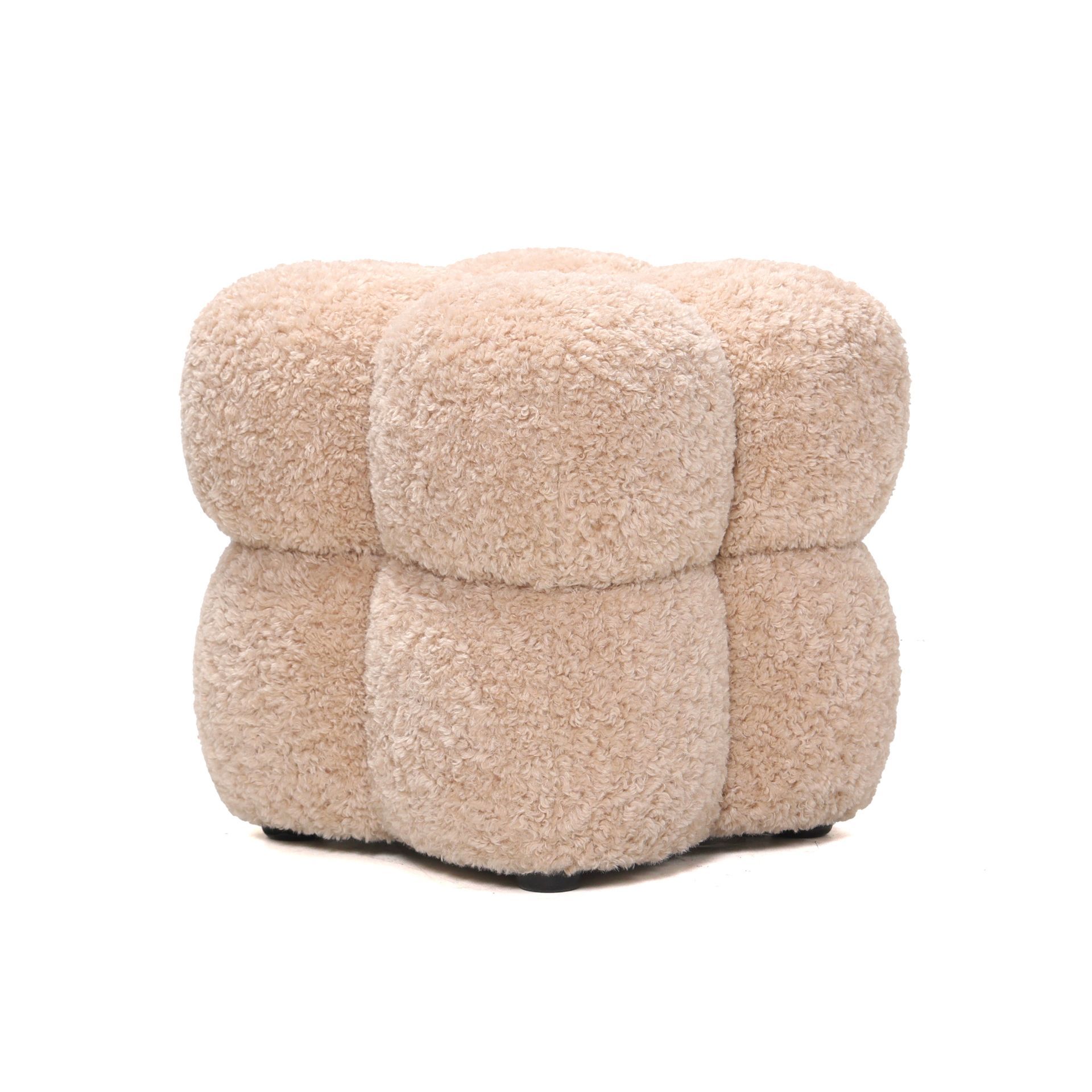 Beige, kubusvormige poef met afgeronde, pluizige blokken.