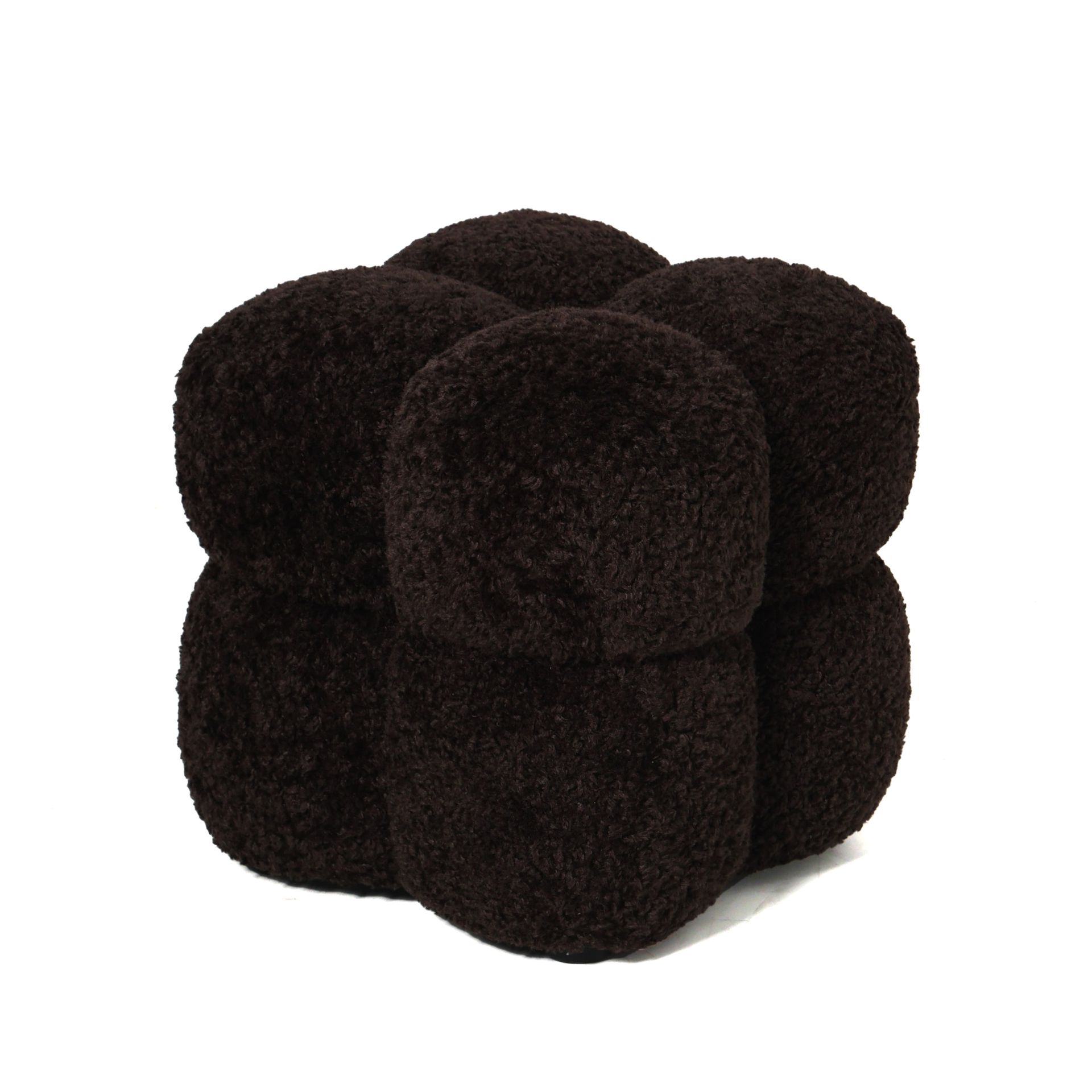 Beige, kubusvormige poef met afgeronde, pluizige blokken.