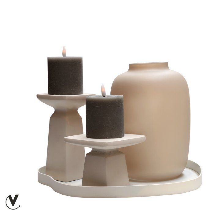 Witte, ovale metalen schaal met een gestructureerd oppervlak en opstaande randen.