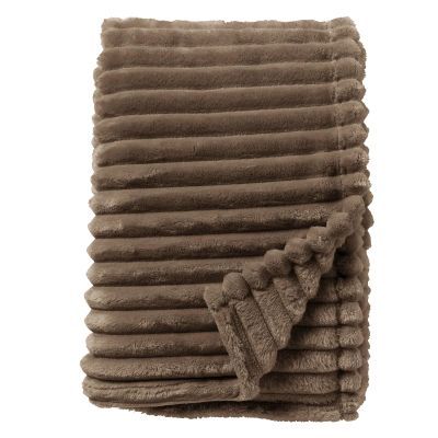 Een zachte, donkerbruine, gestructureerde plaid, opgevouwen en vastgebonden met een zwart lint, tegen een witte achtergrond.