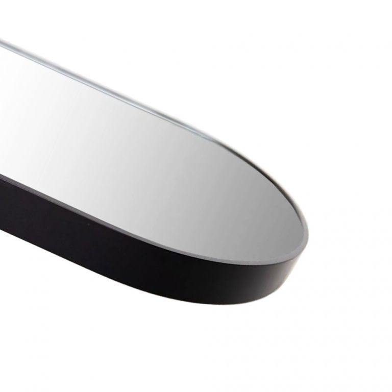 Een verticale, capsulevormige wandspiegel met een dunne zwarte lijst op een effen witte achtergrond.