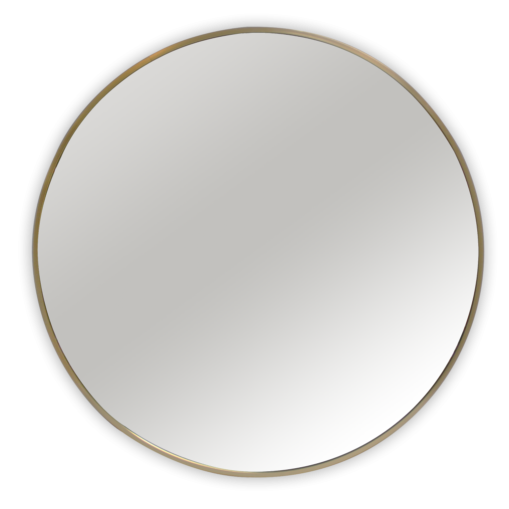 Een ronde wandspiegel met een dunne, metalen, messingkleurige lijst tegen een witte achtergrond.