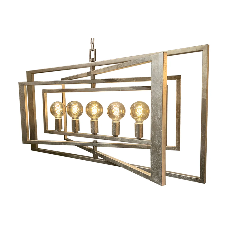 Een rechthoekige metalen hanglamp met vijf zichtbare, gloeiende lampen in in elkaar passende metalen frames.