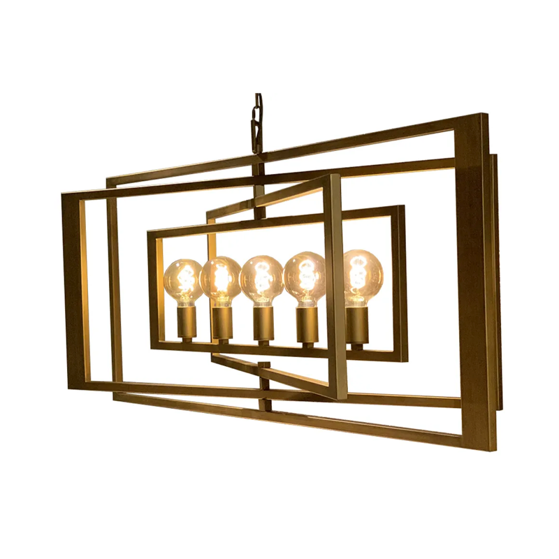 Geometrische gouden lamp met vijf lampen, hangend voor een muur met structuur.