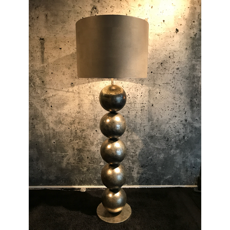 Staande lamp met drie op elkaar gestapelde metalen bollen, afgewerkt met een donkerbruine lampenkap.