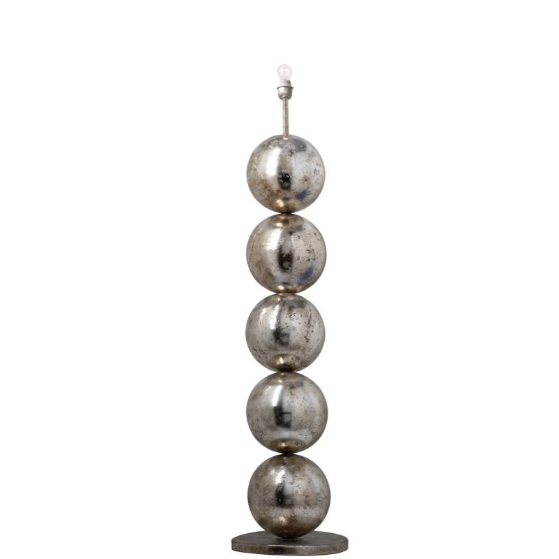 Staande lamp met gestapelde metalen bollen en een grijze cilindervormige lampenkap.