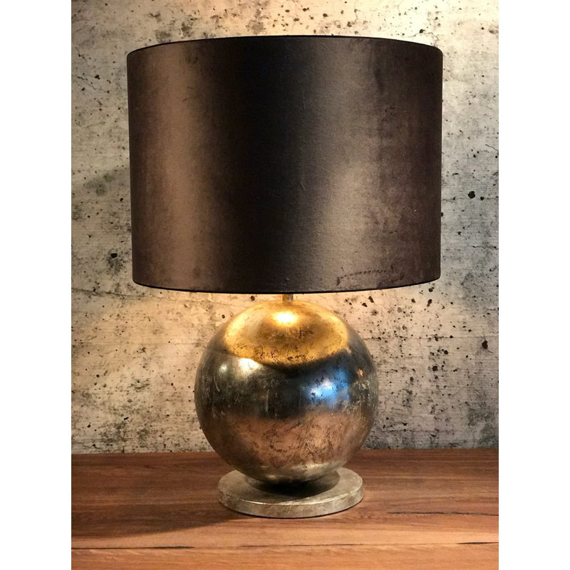 Bolvormige metalen lamp met een zwarte lampenkap.