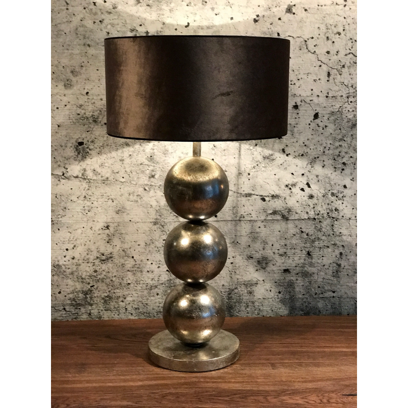 Bolvormige metalen lamp met een zwarte lampenkap.