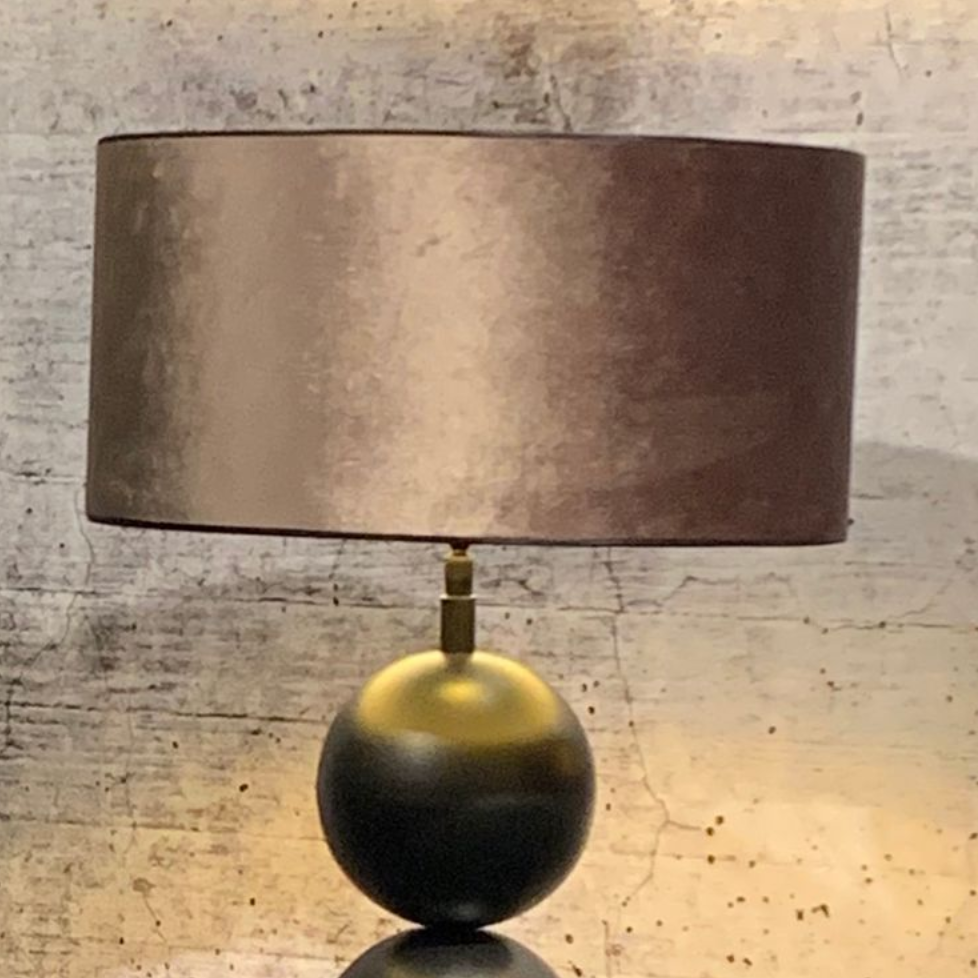 Tafellamp met een bruine lampenkap en een zwart-gouden bolvormige voet.