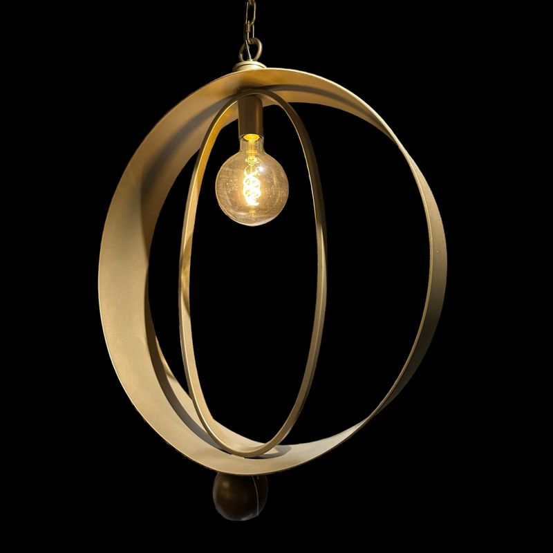 Goudkleurige, bolvormige hanglamp met een zichtbare gloeilamp in het midden, hangend aan een ketting.