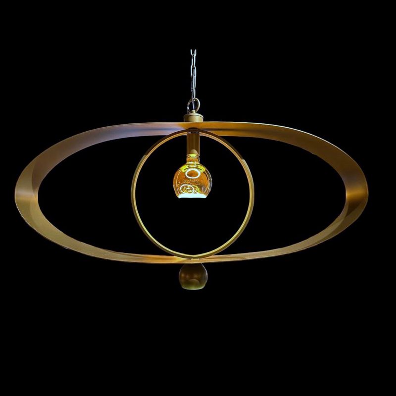 Een moderne messing hanglamp met een groot horizontaal ovaal frame waarin een kleinere ronde ring.