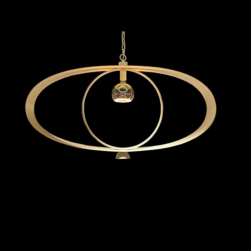 Een moderne hanglamp in goudkleur met een ovale buitenrand en een kleinere binnenring rond een centrale lamp.