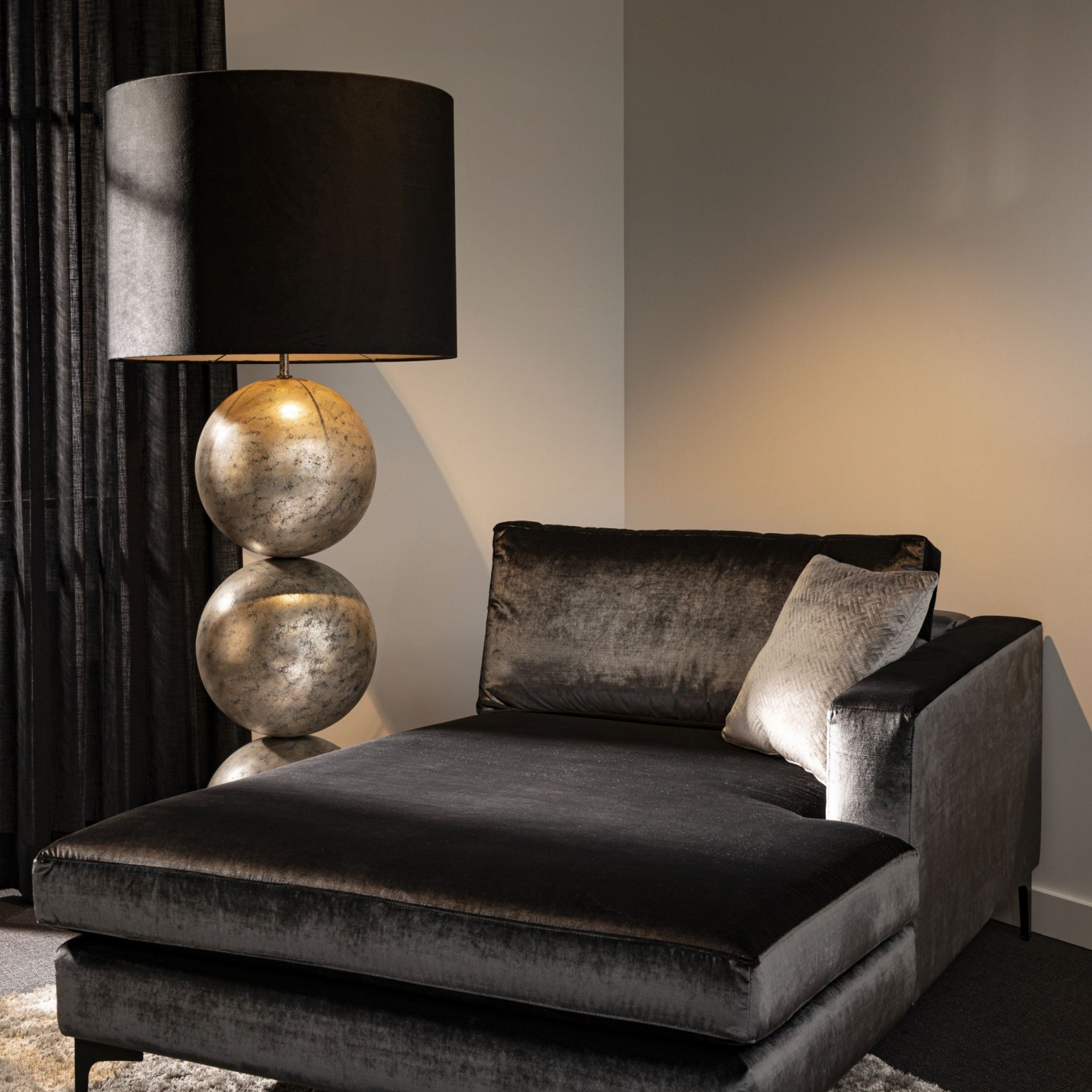 Staande lamp met drie op elkaar gestapelde metalen bollen, afgewerkt met een donkerbruine lampenkap.