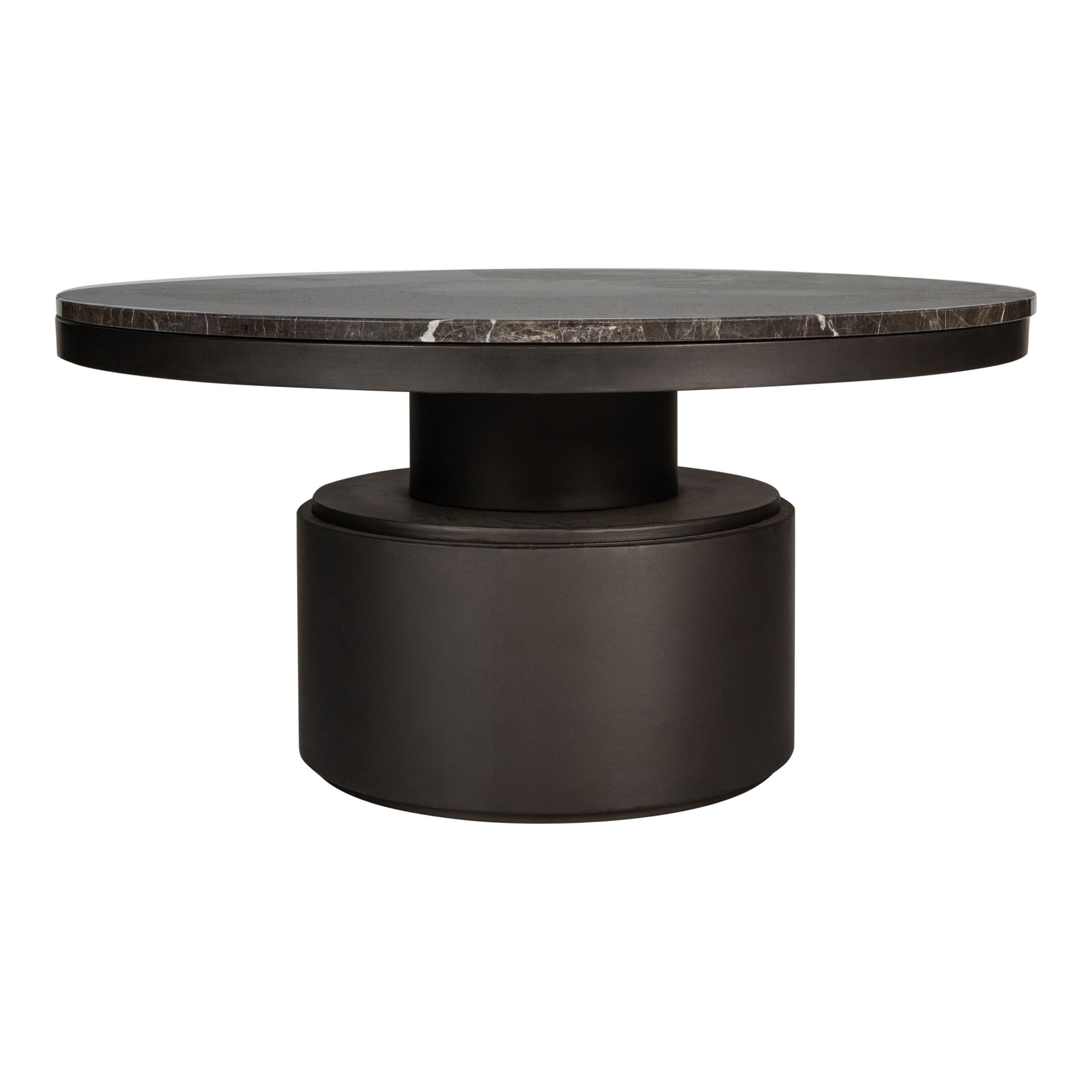 Donkere ronde sokkeltafel met een plat blad en cilindrische voet op een witte achtergrond.