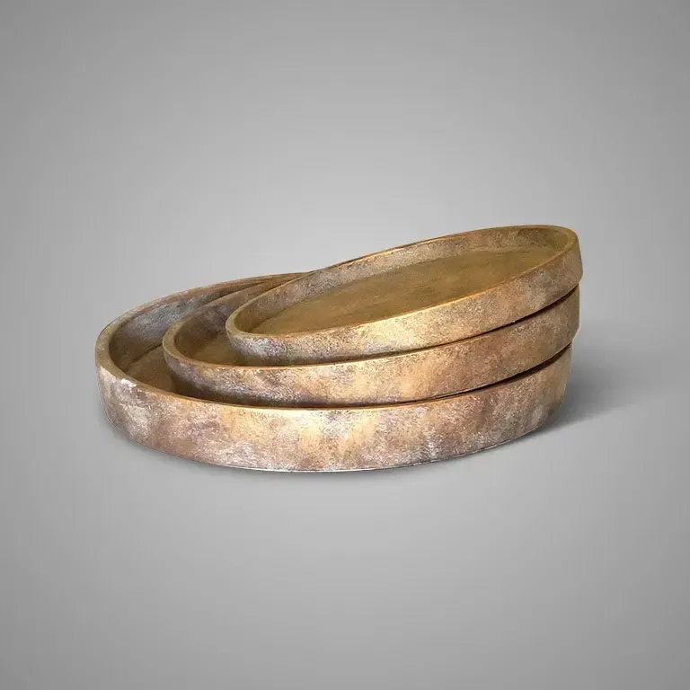 Drie overlappende, verroeste metalen ringen op een lichtgrijze achtergrond.
