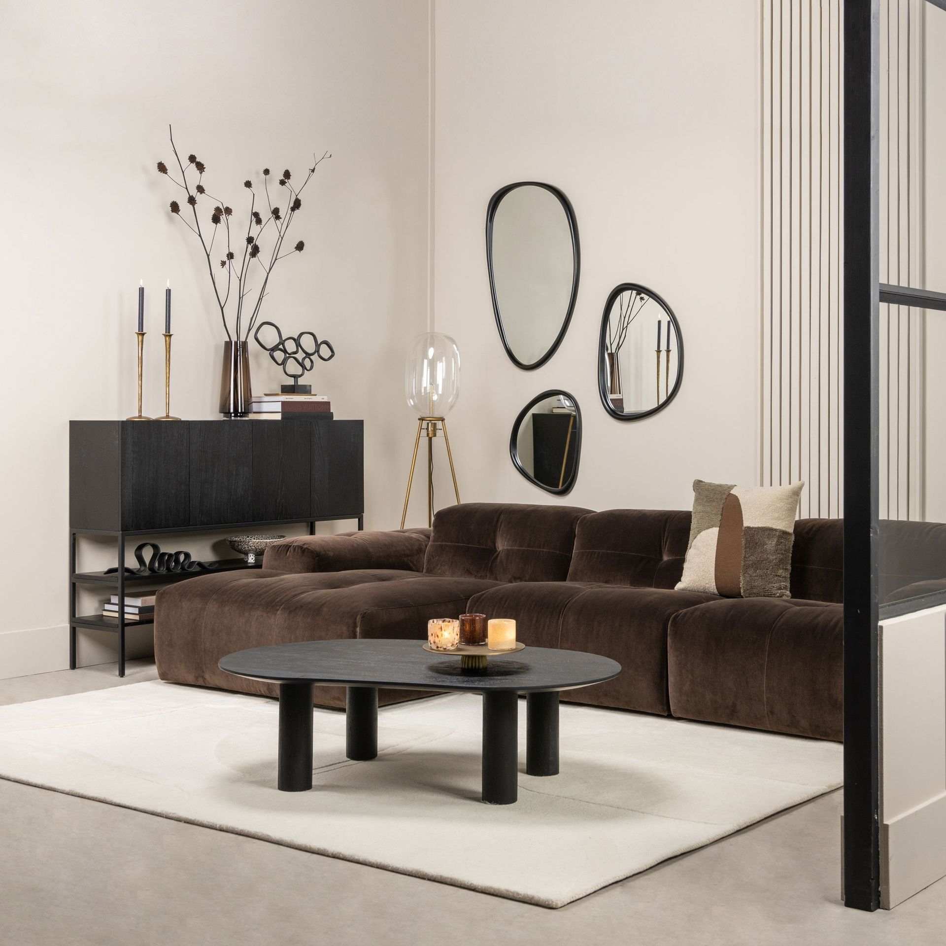 Vierkant sierkussen met abstract geometrisch patroon in beige, bruin en olijfgroen.