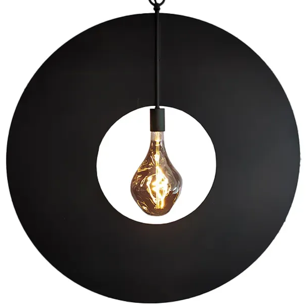 Zwarte ronde hanglamp met zichtbare gloeilamp.