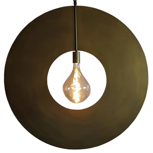 Messingkleurige ronde hanglamp met een zichtbare druppelvormige gloeilamp in een witte ronde uitsparing.