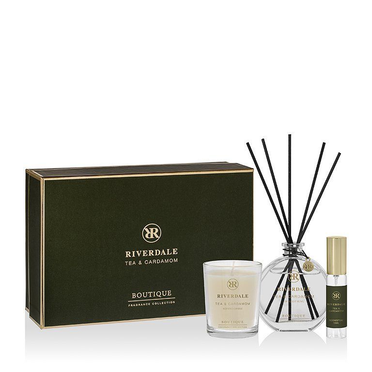 Luxe zwarte doos met huisparfumset, bestaande uit een kaars, een geurstokje en een klein sprayflesje.