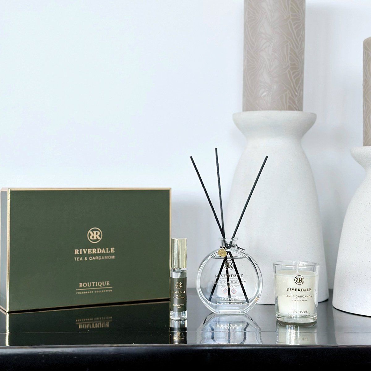 Luxe zwarte doos met huisparfumset, bestaande uit een kaars, een geurstokje en een klein sprayflesje.