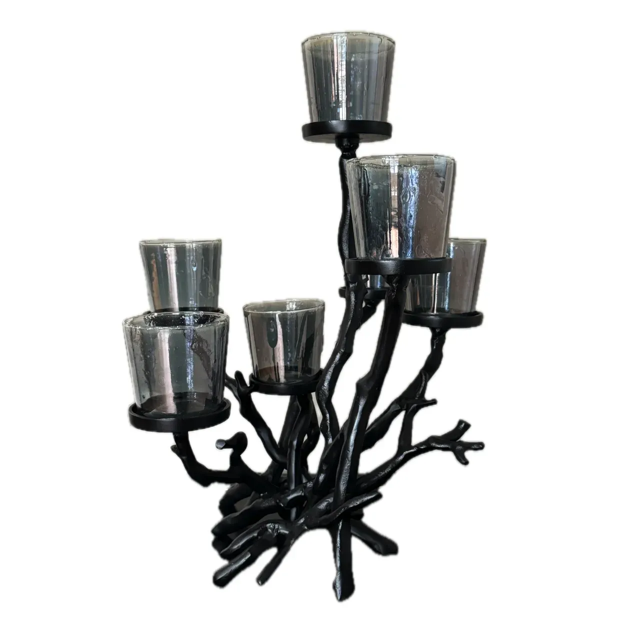 Zwarte kandelaar met zeven brandende kaarsen op een donkere ondergrond, die een zacht licht verspreidt.