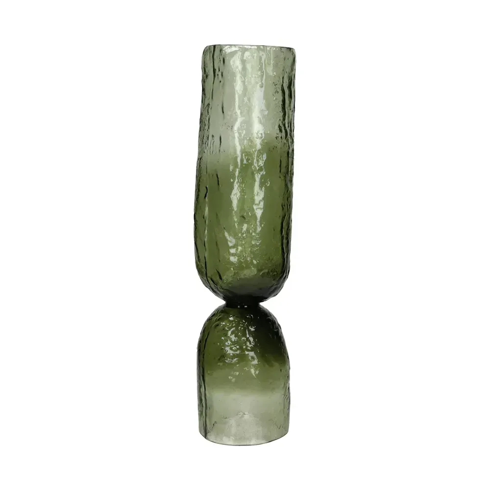 Abstracte groene glazen vaas met een smalle hals en een hoge cilindrische voet.