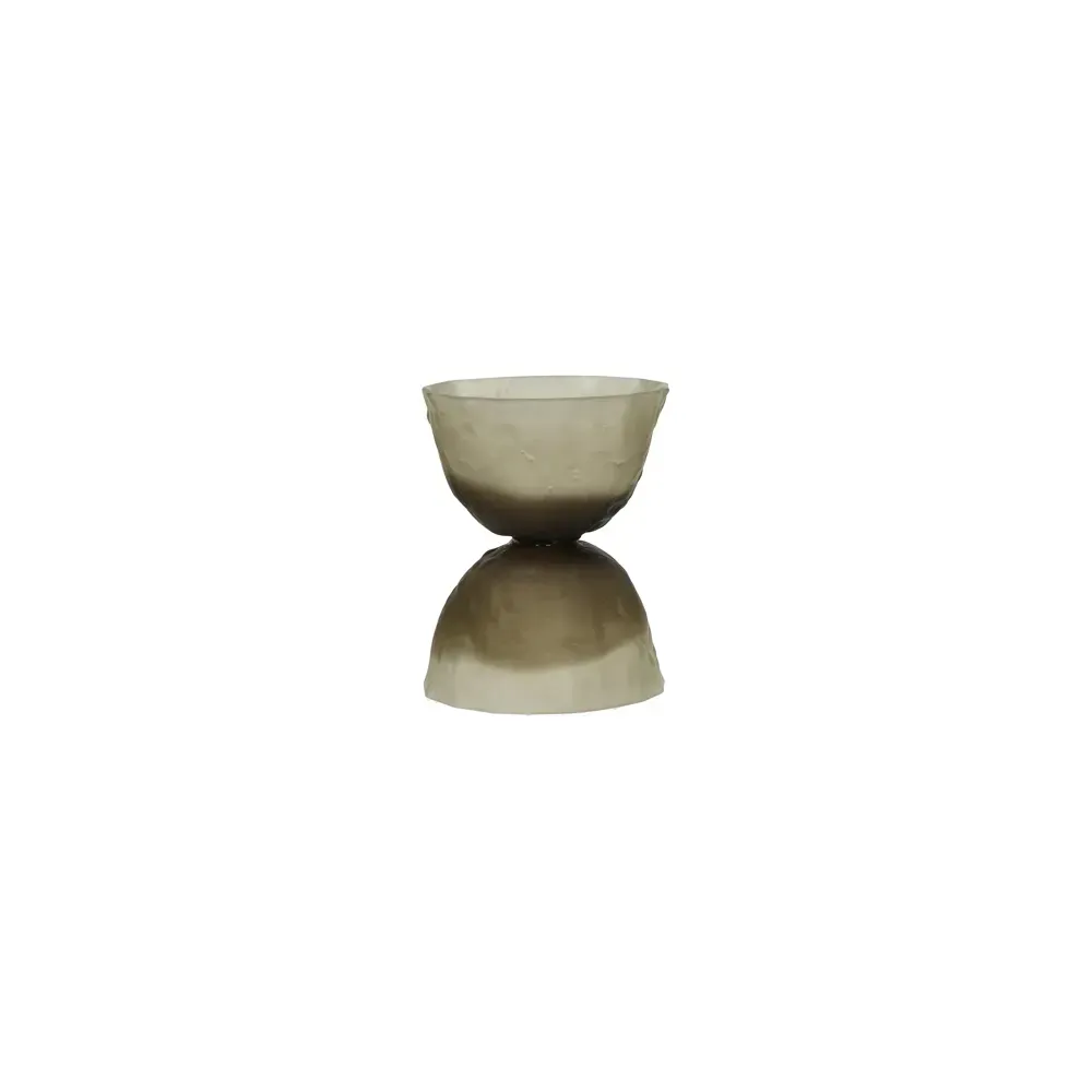 Een klein beige keramisch kommetje of kopje op een witte achtergrond, met de weerspiegeling eronder.