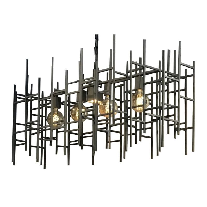 Geometrische metalen kroonluchter met Edison-lampen, hangend tegen een muur van gestructureerd beton.