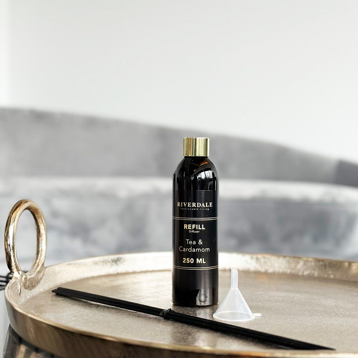 Zwarte wijnfles in een hoge zwart-gouden geschenkdoos met een doorzichtig venster aan de voorkant.