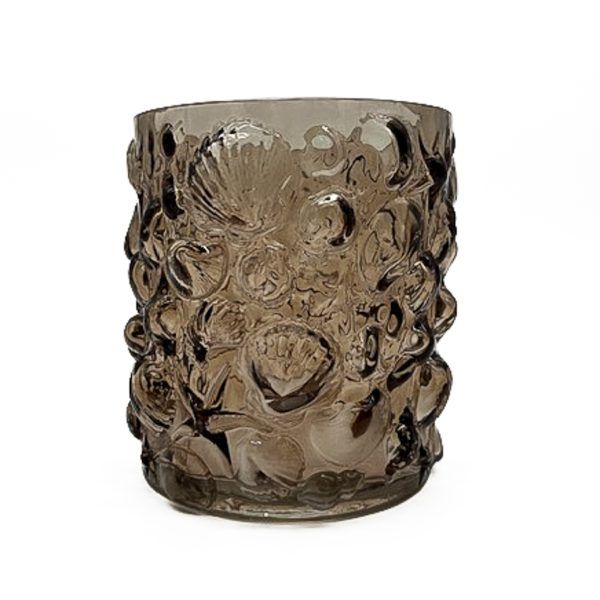 Rookkleurig glazen drinkglas met een sierlijk bloemenreliëfpatroon.