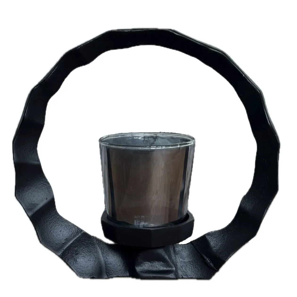 Zwarte metalen kaarsenhouder met een ronde rand en een glazen kaarsenhouder.