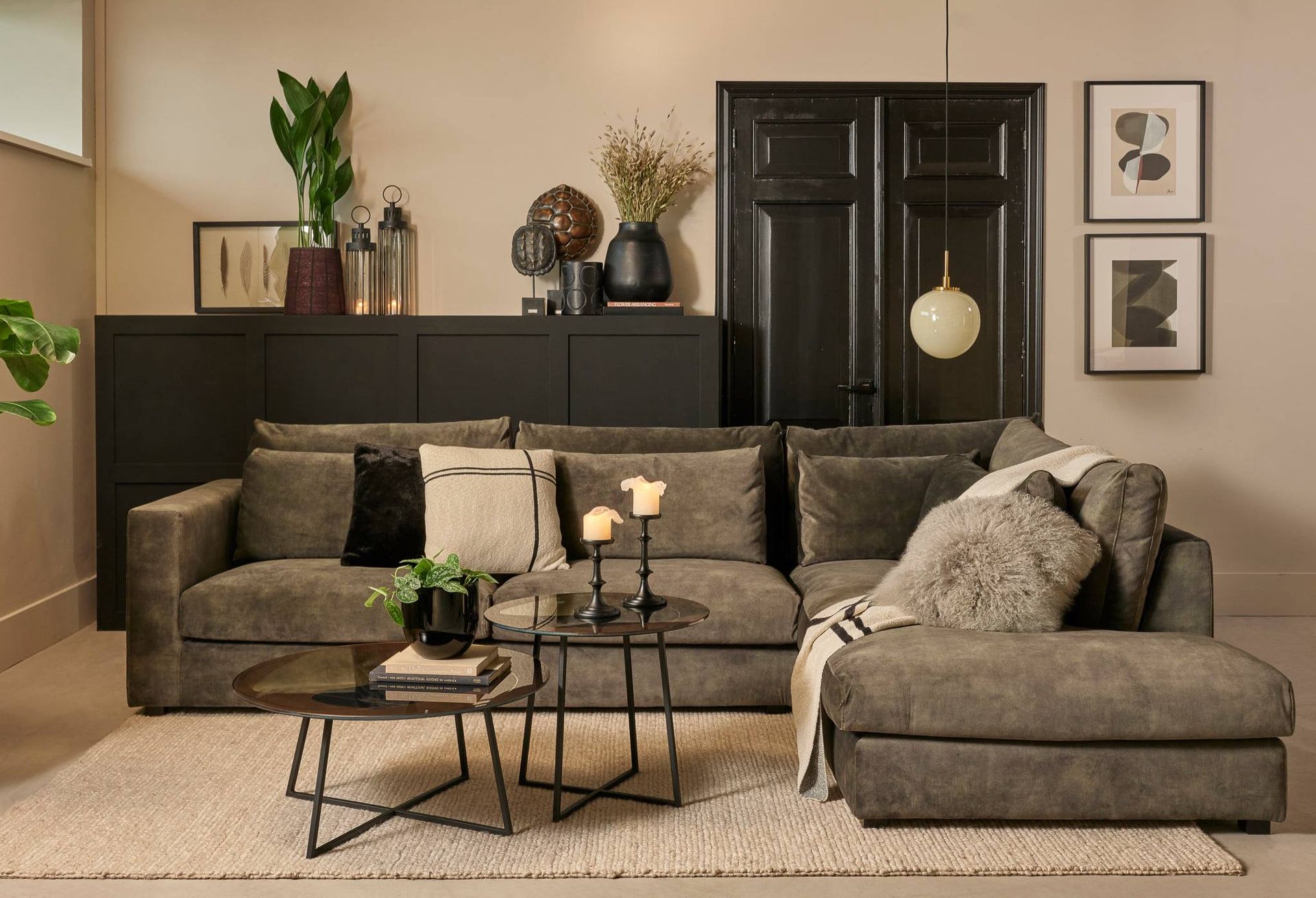 Crèmekleurig vierkant kussen met zwart kruismotief.